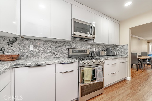 Detail Gallery Image 5 of 26 For 333 Burchett St #101,  Glendale,  CA 91203 - 2 Beds | 2 Baths