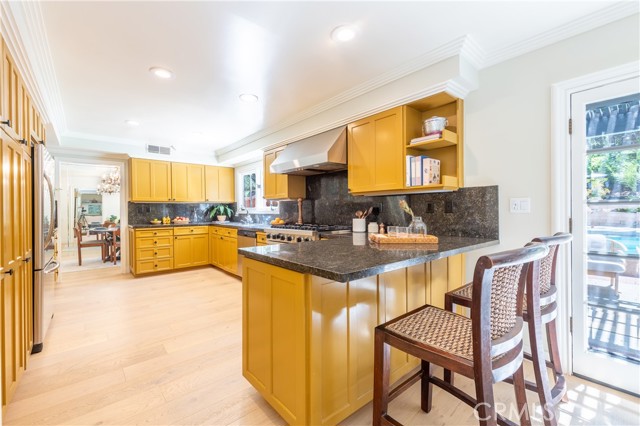 Detail Gallery Image 12 of 28 For 16990 Escalon Dr, Encino,  CA 91436 - 3 Beds | 2/1 Baths