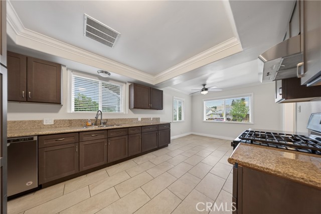 Detail Gallery Image 7 of 32 For 6906 Mclennan Ave, Lake Balboa,  CA 91406 - 3 Beds | 3 Baths