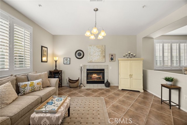 Detail Gallery Image 5 of 21 For 16209 Seminole Way, Fontana,  CA 92336 - 5 Beds | 3/1 Baths