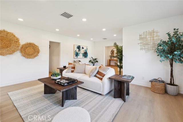 6105 Bellingham Avenue, North Hollywood CA: https://media.crmls.org/medias/70d12ab9-bdfb-4a7c-b629-85953949ac9c.jpg