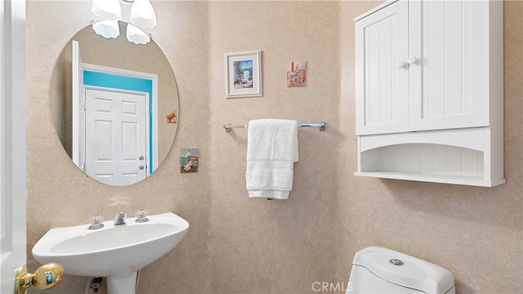 https://media.crmls.org/medias/70d35f61-1f1f-4d75-900e-79358b730e2e.jpg?preset=X-Large