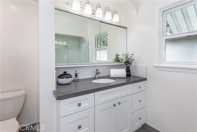 2219 W Clark Avenue, Burbank CA: https://media.crmls.org/medias/70d76b57-40b9-4f4d-8e50-4a6120457a52.jpg