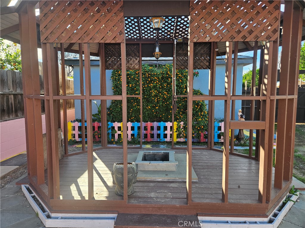 https://media.crmls.org/medias/70d8918a-26bb-4cc0-89dc-df773bdc055a.jpg?preset=X-Large