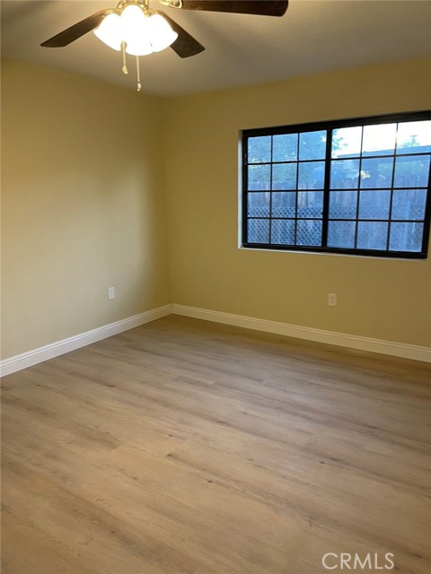 BEDROOM WITH FAN LIGHT