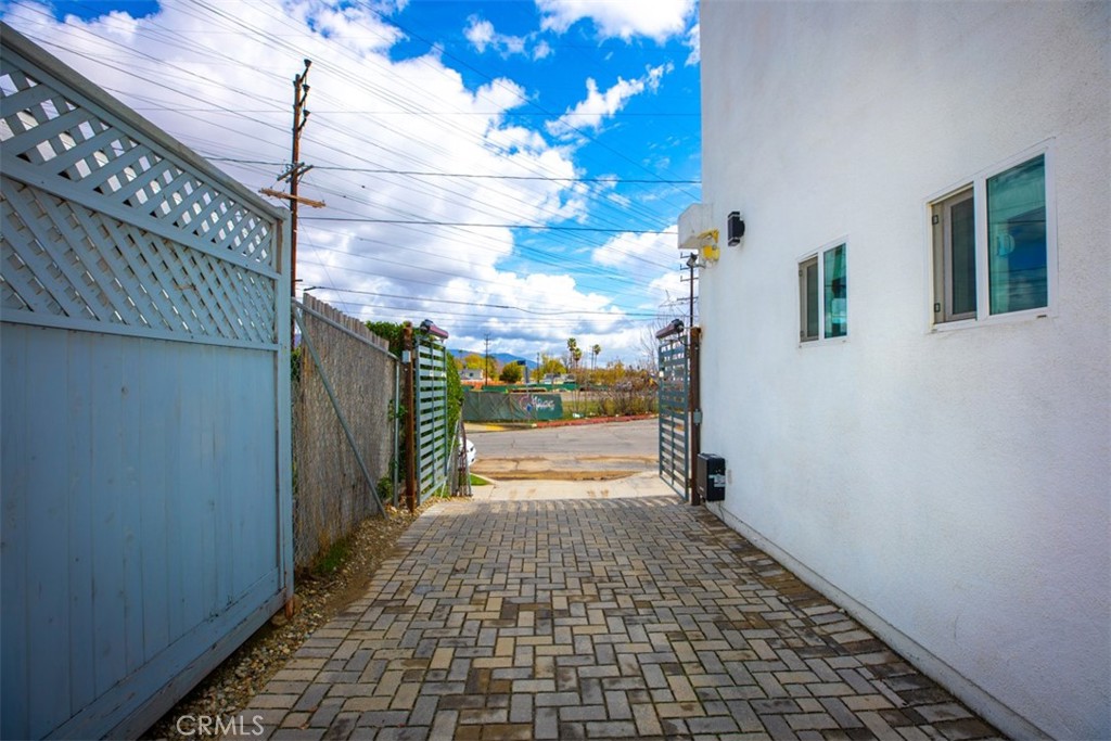 https://media.crmls.org/medias/70daf1d9-6d50-4289-bc28-14e12340dbf2.jpg?preset=X-Large
