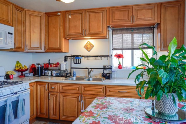 3915 E 11th Street, Long Beach CA: https://media.crmls.org/medias/70e0c836-cf1d-41cd-95e8-91299d292bde.jpg