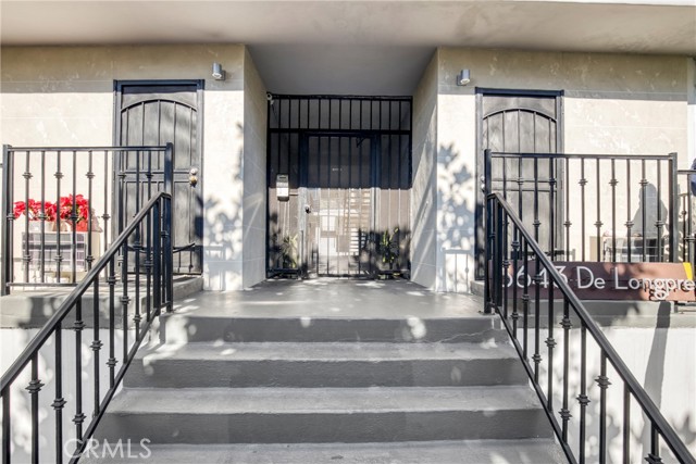 Detail Gallery Image 3 of 19 For 6643 De Longpre #5,  Los Angeles,  CA 90028 - 2 Beds | 2 Baths