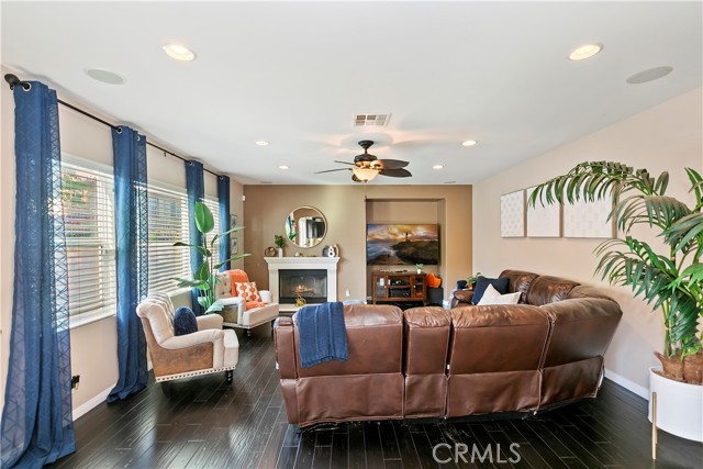 13744 Star Ruby Avenue, Eastvale CA: https://media.crmls.org/medias/70e201d2-15ea-46fe-8e74-0fefe1e37d31.jpg