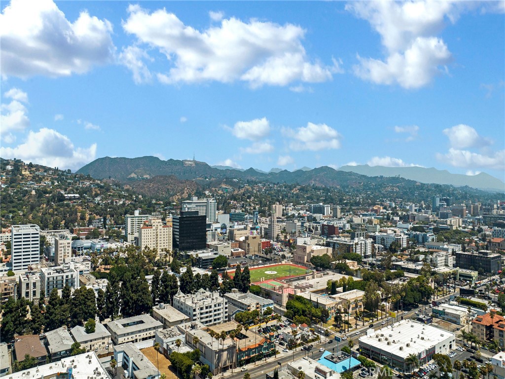 https://media.crmls.org/medias/70e26f5d-873d-479d-852e-09df939c221a.jpg?preset=X-Large