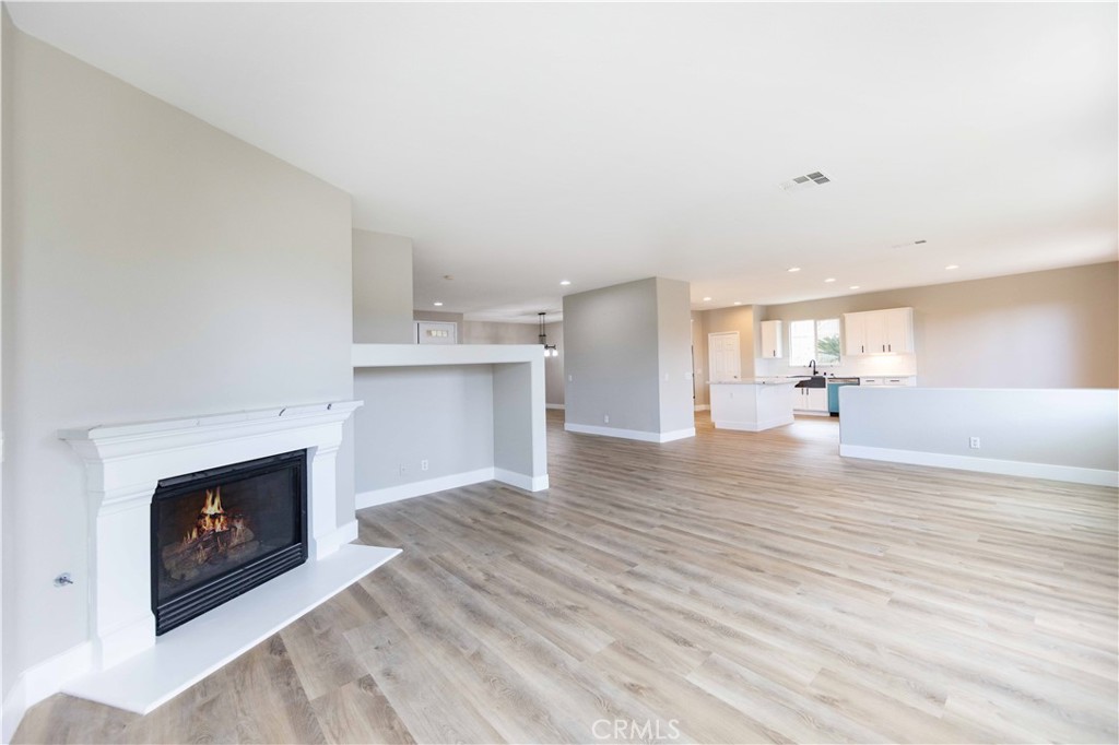 https://media.crmls.org/medias/70e3a185-76f8-4a6f-baa2-b5533080f106.jpg?preset=X-Large