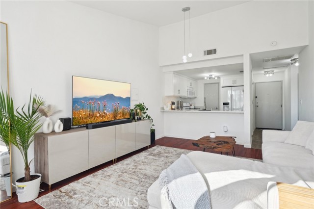 Detail Gallery Image 7 of 23 For 14819 Downey Ave #301,  Paramount,  CA 90723 - 1 Beds | 1 Baths