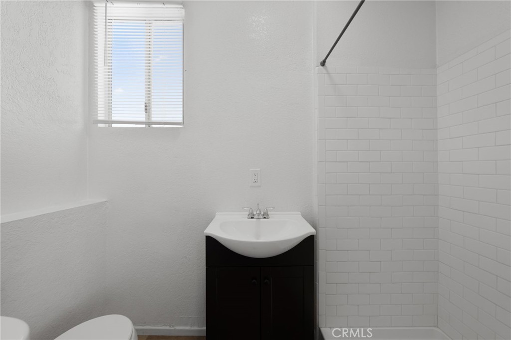https://media.crmls.org/medias/70ed2180-905a-4d13-8717-2184c04cbd7a.jpg?preset=X-Large