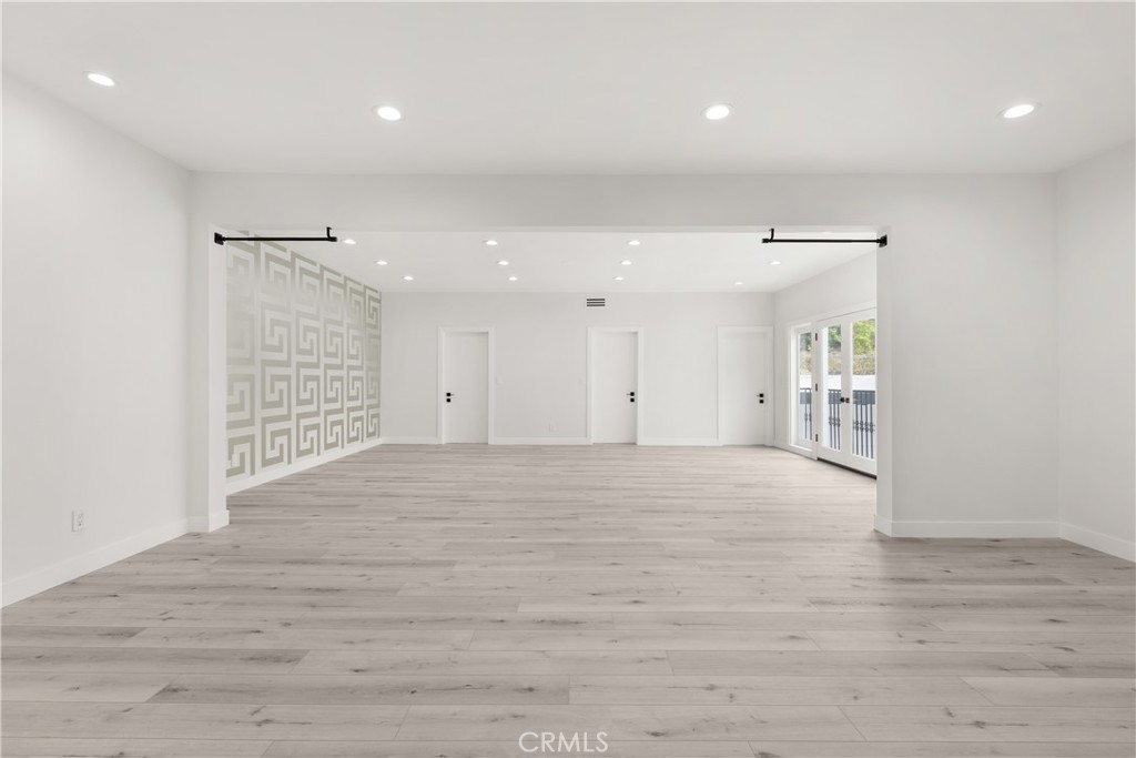 https://media.crmls.org/medias/70eea91e-5691-4f2d-b053-0bc865e21933.jpg?preset=X-Large