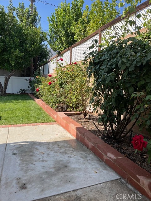 8049 Le Berthon Street, Sunland CA: https://media.crmls.org/medias/70ef7739-4e7e-433b-892a-0502ba0ae61a.jpg