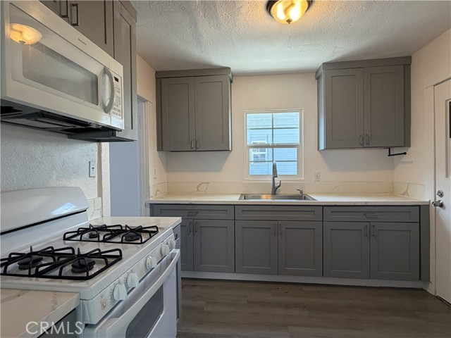 Detail Gallery Image 6 of 11 For 3842 Walton, Los Angeles,  CA 90037 - 3 Beds | 2 Baths