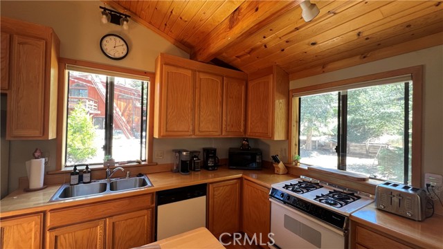 Detail Gallery Image 6 of 46 For 33478 Angeles Dr, Green Valley Lake,  CA 92341 - 2 Beds | 2 Baths