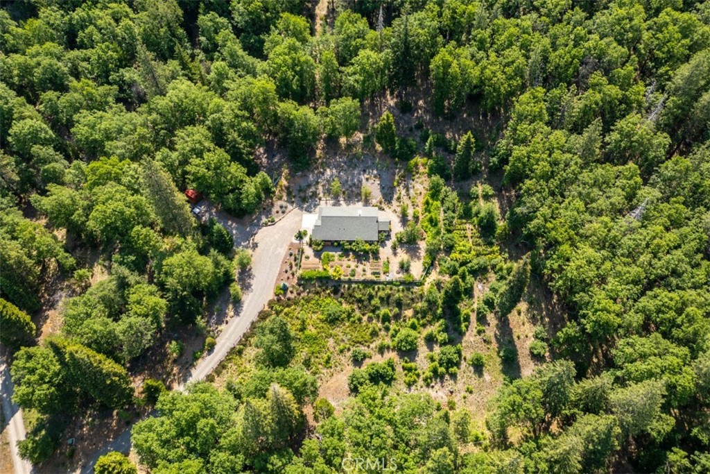 https://media.crmls.org/medias/70f2a28b-f5ec-4dd3-89a4-aeb5df10269c.jpg?preset=X-Large