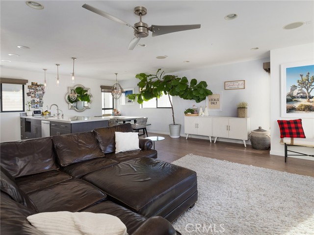 Detail Gallery Image 4 of 33 For 119 E Walnut Ave, El Segundo,  CA 90245 - 3 Beds | 2/1 Baths