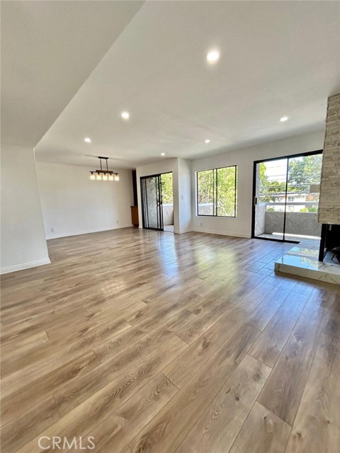 365 W Alameda Avenue, Burbank CA: https://media.crmls.org/medias/70f3cee6-e415-4e5c-a3a8-58a159c090b1.jpg