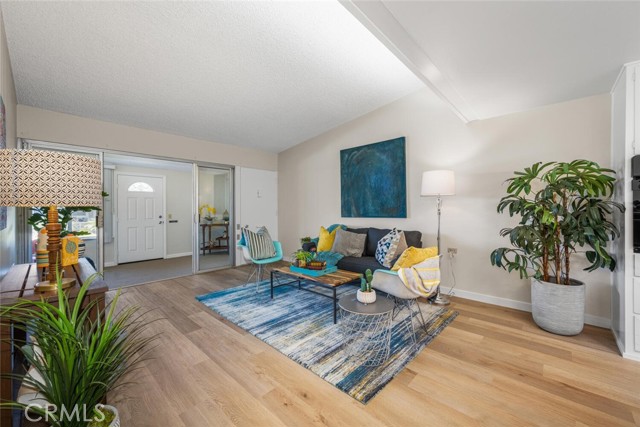 13061 Oak Hills Drive, Seal Beach CA: https://media.crmls.org/medias/70f48ff2-ce16-44ca-82dc-739e4cc12cc8.jpg