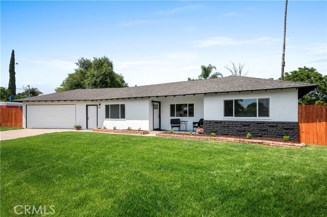 424 E Victoria Street, Rialto CA: https://media.crmls.org/medias/70f675a2-dde1-4e02-adb6-625abf292a28.jpg