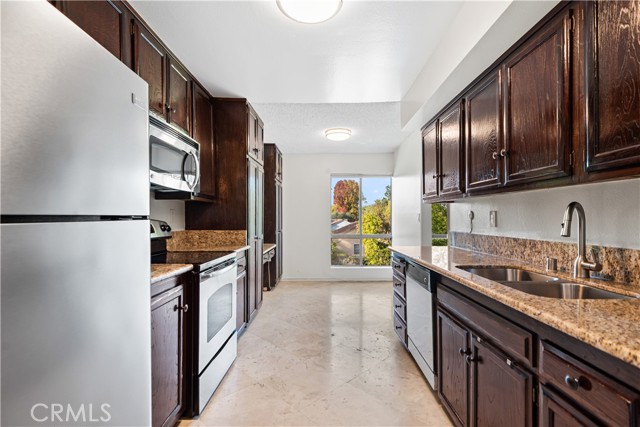 Detail Gallery Image 7 of 23 For 5115 Kester #202,  Sherman Oaks,  CA 91403 - 2 Beds | 2 Baths