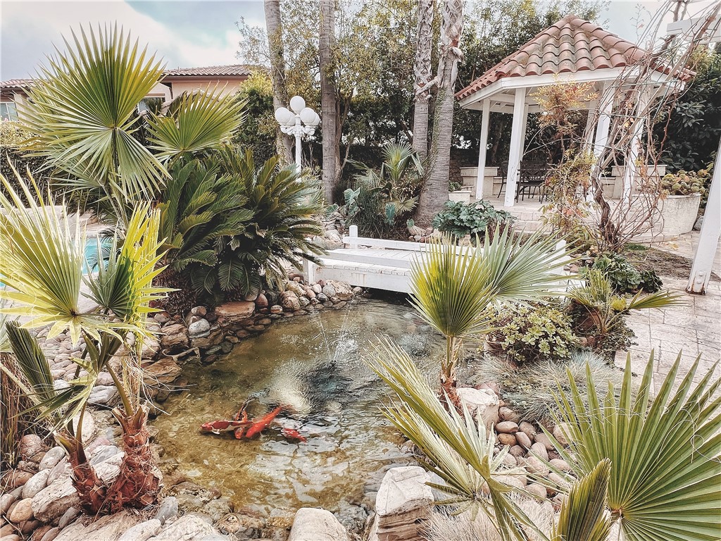 https://media.crmls.org/medias/70f8f42f-3655-446c-8206-2d4aa6252cb2.jpg?preset=X-Large