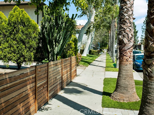 17189 Chatsworth Street photo 7