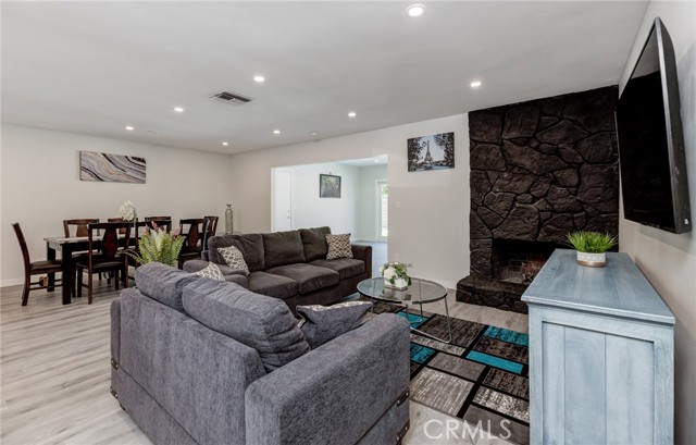 Detail Gallery Image 5 of 51 For 19847 Arminta St, Winnetka,  CA 91306 - 5 Beds | 3 Baths