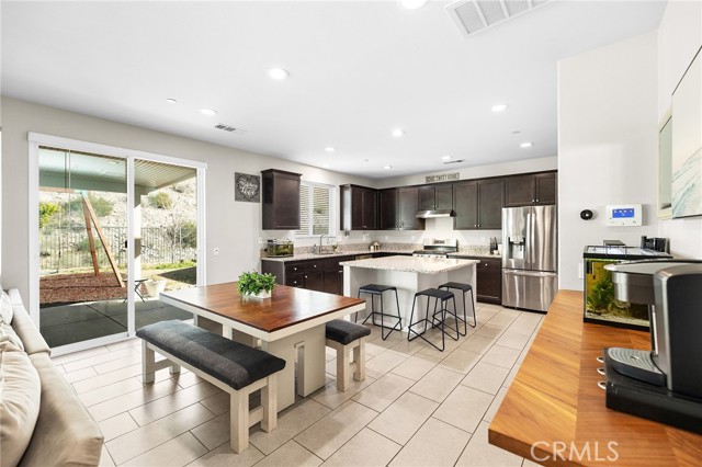 Detail Gallery Image 4 of 44 For 24510 Snapdragon, Lake Elsinore,  CA 92532 - 4 Beds | 2/1 Baths