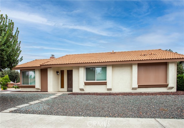 Detail Gallery Image 2 of 30 For 2216 Flametree Way, Hemet,  CA 92545 - 2 Beds | 2 Baths
