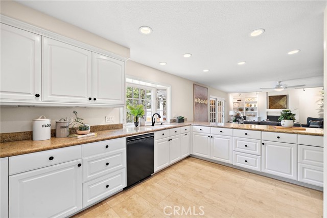 Detail Gallery Image 11 of 67 For 18817 Tomahawk Street, Fountain Valley,  CA 92708 - 5 Beds | 3 Baths