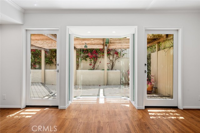 11053 Strathmore Drive, Westwood - Century City CA: https://media.crmls.org/medias/7111403d-c528-4f09-95c1-2a57d4e62c9a.jpg