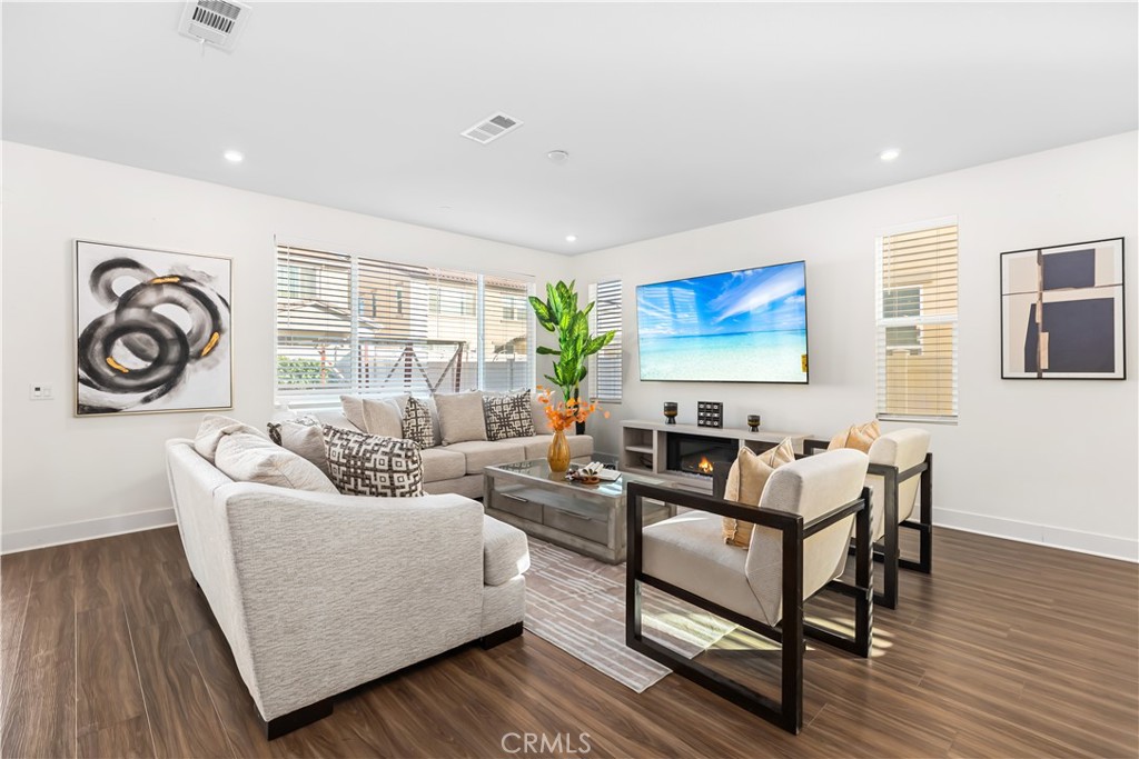 MLS #OC25112851 img 5