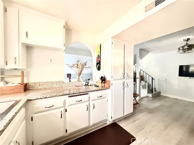 Detail Gallery Image 6 of 16 For 560 Rosewood Ave, Camarillo,  CA 93010 - 2 Beds | 2 Baths