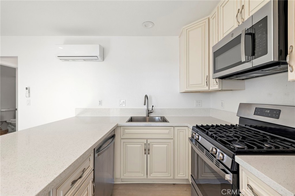 MLS #OC25275999 image #5