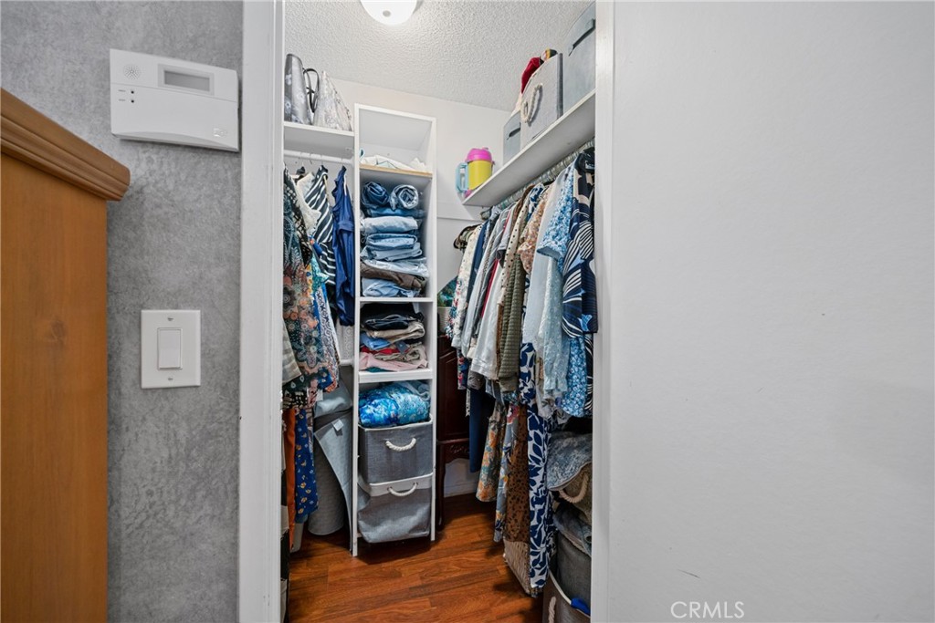 https://media.crmls.org/medias/711efe00-d4fd-488a-b6a5-fff666c1111e.jpg?preset=X-Large
