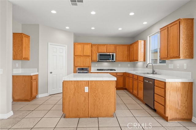 Detail Gallery Image 3 of 43 For 12966 Eastern Shore Dr, Corona,  CA 92880 - 4 Beds | 2/1 Baths