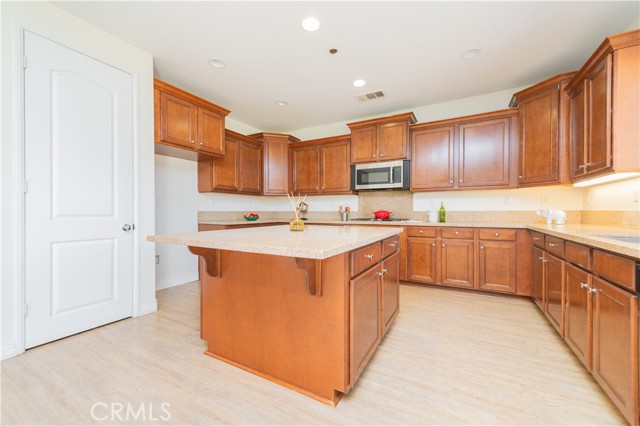 6851 Tourmaline Drive, Eastvale CA: https://media.crmls.org/medias/7120f3e8-4684-4a27-943c-a793570a8d8a.jpg