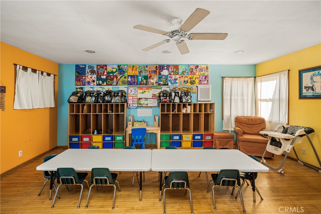 https://media.crmls.org/medias/712135c1-601c-4519-ade0-78ed4e53d0a9.jpg?preset=X-Large