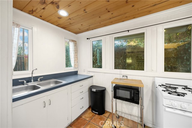 Detail Gallery Image 9 of 42 For 4056 Ramona Dr, Riverside,  CA 92506 - – Beds | – Baths