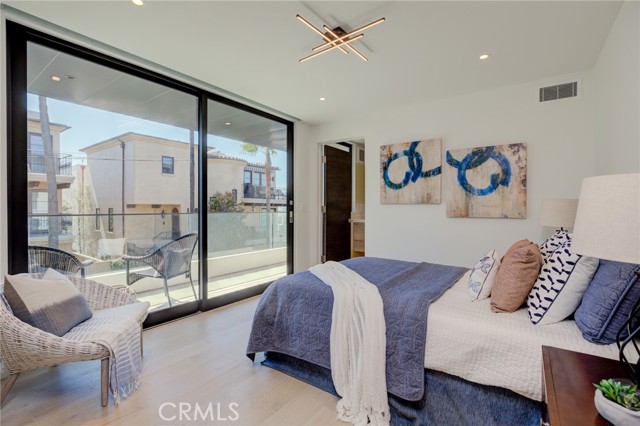 405 26th Street, Manhattan Beach, California 90266, 4 Bedrooms Bedrooms, ,1 BathroomBathrooms,Residential,Sold,26th Street,SB21203664