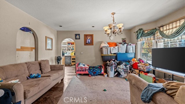 Detail Gallery Image 4 of 30 For 2681 Valencia Ave, San Bernardino,  CA 92404 - 3 Beds | 4 Baths