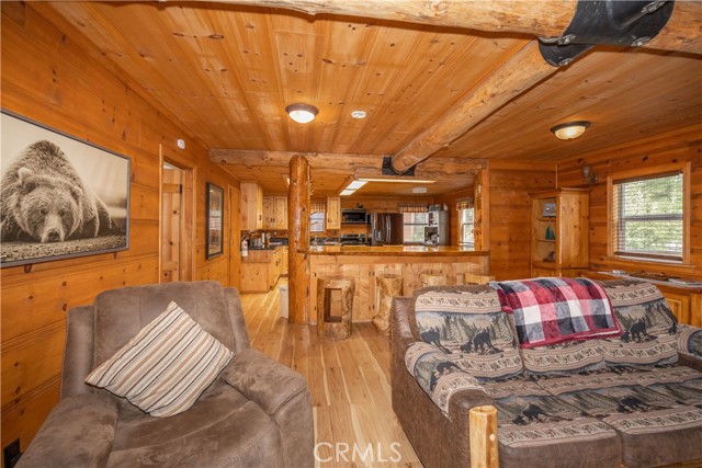Detail Gallery Image 3 of 32 For 39998 Glenview Road, Big Bear Lake,  CA 92315 - 2 Beds | 1/1 Baths