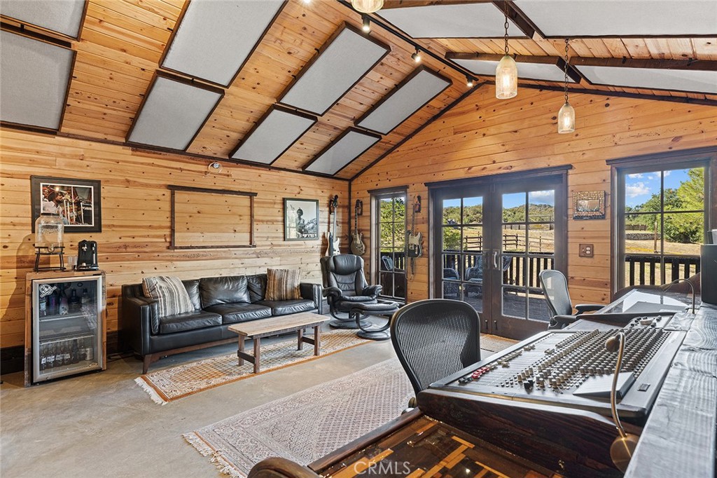 https://media.crmls.org/medias/712b63b5-4644-45a7-8c86-b6dbaeb50279.jpg?preset=X-Large