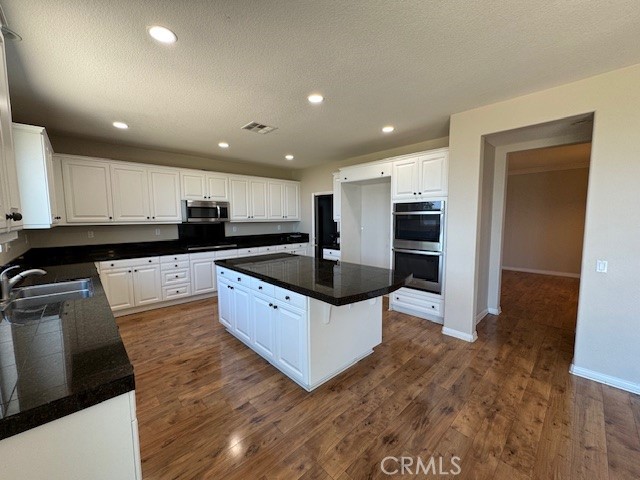 Detail Gallery Image 20 of 53 For 16034 Skyridge Dr, Riverside,  CA 92509 - 4 Beds | 4 Baths