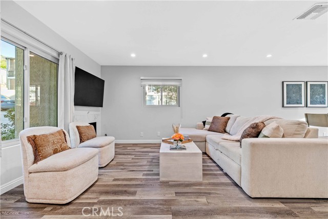 Detail Gallery Image 9 of 37 For 1881 Alpha Rd #8,  Glendale,  CA 91208 - 2 Beds | 3 Baths