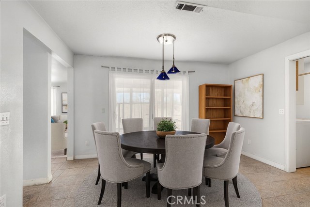 18425 Owatonna Road, Apple Valley CA: https://media.crmls.org/medias/7130be46-b56a-463f-ba92-521b25f2829a.jpg