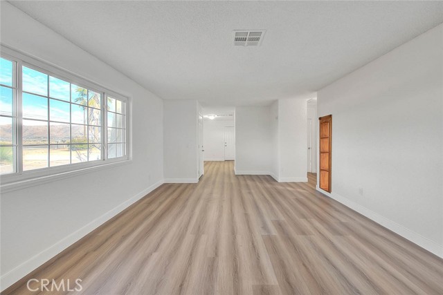 Detail Gallery Image 10 of 21 For 22133 Thunderbird, Apple Valley,  CA 92307 - 2 Beds | 1 Baths